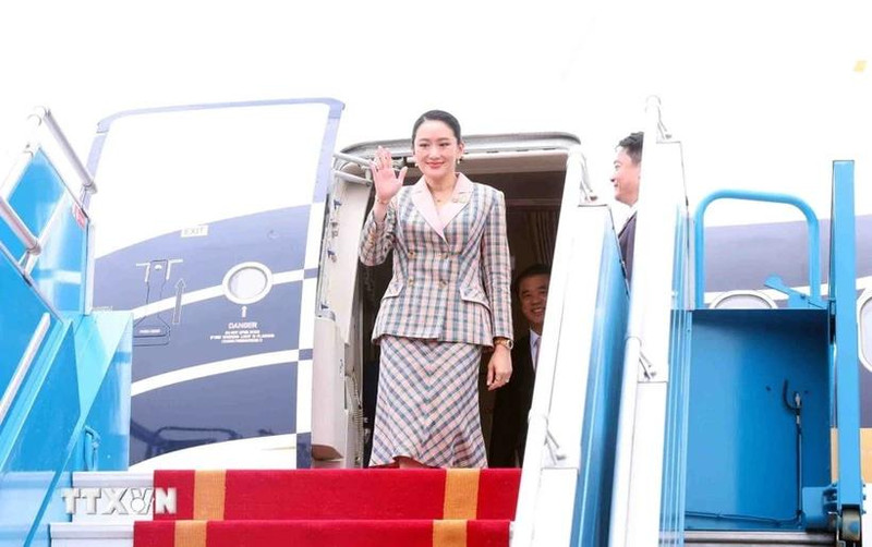 La Première ministre thaïlandaise Paetongtarn Shinawatra à l'aéroport international Nôi Bai, à Hanoi. Photo : VNA. 