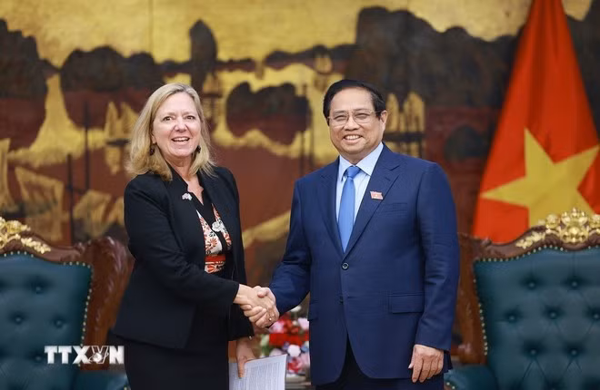 Le Premier ministre Pham Minh Chinh et Mariam J. Sherman, directrice nationale de la BM pour le Vietnam, le Laos et le Cambodge. Photo: VNA Le Premier ministre Pham Minh Chinh et Mariam J. Sherman, directrice nationale de la BM pour le Vietnam, le Laos et le Cambodge. Photo: VNA