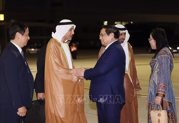 Le Premier ministre Pham Minh Chinh, son épouse et une délégation vietnamienne sont arrivés à l'aéroport international Al Maktoum à Dubaï. Photo : VNA.