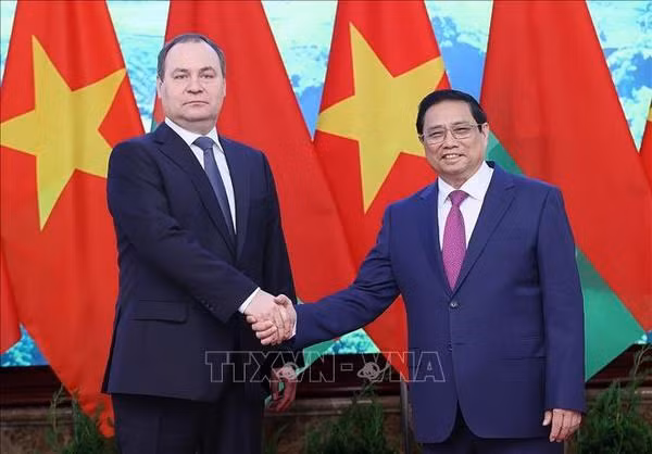 Le Premier ministre vietnamien, Pham Minh Chinh (à droite), et son homologue biélorusse, Roman Golovchenko. Photo : VNA.