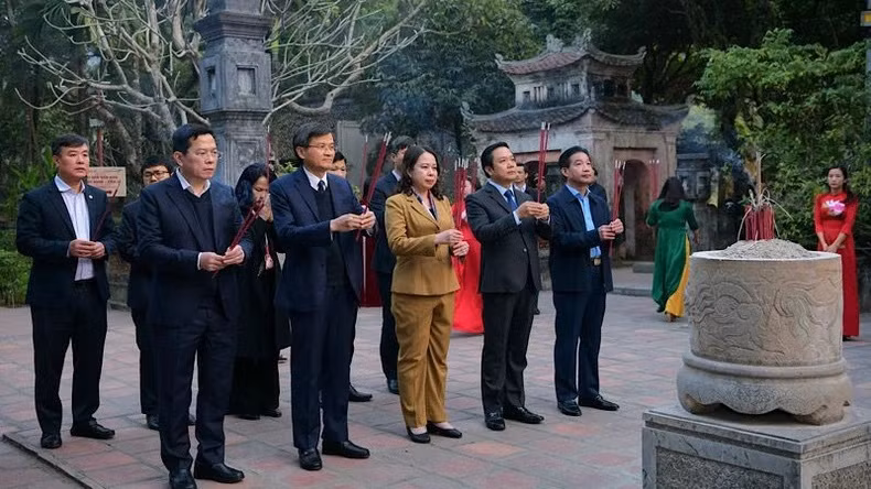 La Vice-Présidente Vo Thi Anh Xuân offre de l’encens au site national spécial de l’ancienne capitale de Hoa Lu. Photo : TRUONG GIANG