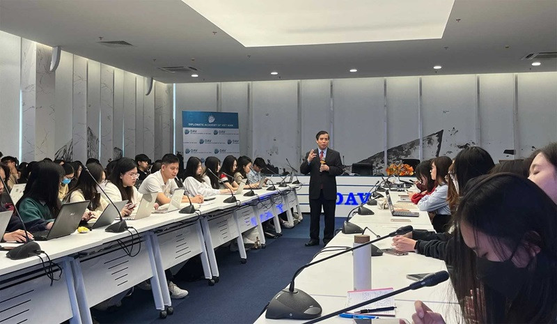 Le professeur associé Vu Minh Khuong lors de la table ronde. Photo : baoquocte.vn 