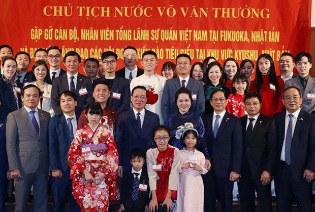 Le Président Vo Van Thuong et des membres du personnel du consulat général du Vietnam à Fukuoka et des Vietnamiens de la région de Kyushu. Photo : VNA.