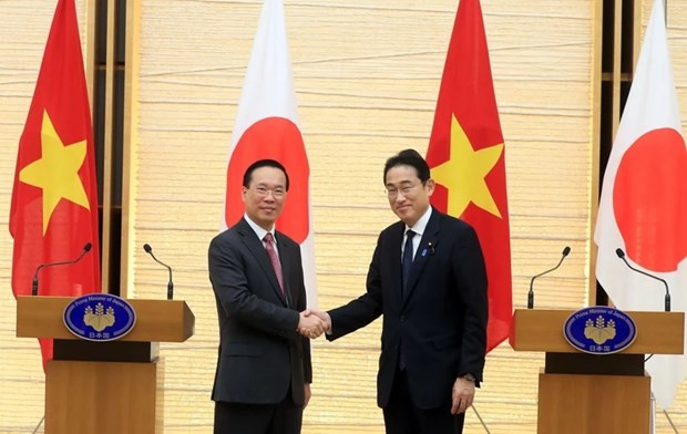Le Président vietnamien, Vo Van Thuong, et le Premier ministre japonais, Kishida Fumio, lors de la conférence de presse. Photo : VNA.