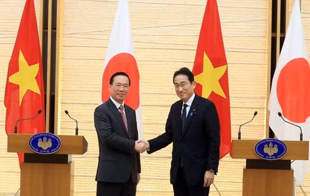 Le Président vietnamien, Vo Van Thuong, et le Premier ministre japonais, Kishida Fumio, lors de la conférence de presse. Photo : VNA.