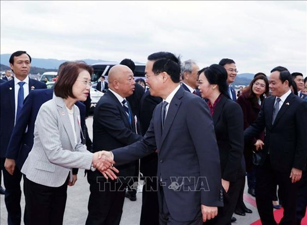 Le Président Vo Van Thuong à l'aéroport international de Fukuoka. Photo: VNA