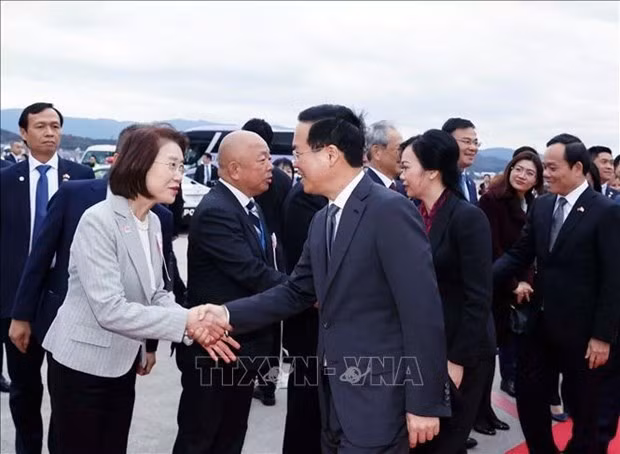 Le Président Vo Van Thuong à l'aéroport international de Fukuoka. Photo: VNA