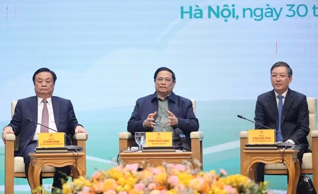 Le Premier ministre Pham Minh Chinh (centre) lors du dialogue, à Hanoi, le 30 décembre. Photo: VGP
