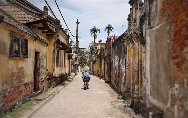 Cet ancien village charme les touristes par son atmosphère paisible et son architecture unique. Photo : VNA. 