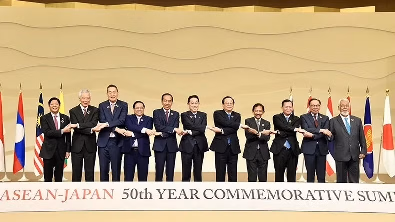 Le Premier ministre japonais Kishida Fumio (au centre) croise les bras pour serrer la main des dirigeants de l’ASEAN avant l’ouverture du sommet commémorant le 50e anniversaire des relations ASEAN-Japon. Photo : Nhat Bac.