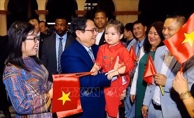 Le personnel de l'Ambassade du Vietnam accueille le Premier ministre et son épouse. Photo : VNA.