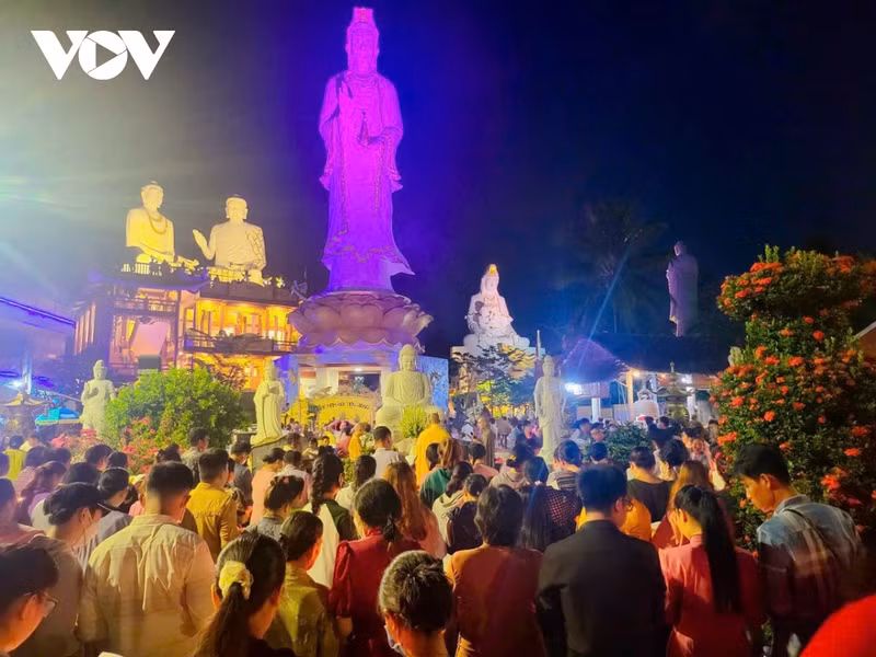 Des visiteurs à la pagode Liên Hoa dans la commune de Xuân Dông, district de Cho Gao. Photo : VOV.