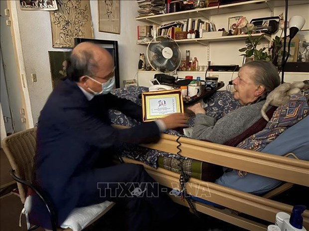 L'ambassadeur du Vietnam en France, Dinh Toàn Thang, a rendu visite le 7 décembre, à Paris, à Mme Madeleine Riffaud, une soldate révolutionnaire française et ancienne journaliste du journal français l'Humanité, une amie proche du peuple vietnamien. Photo : VNA.