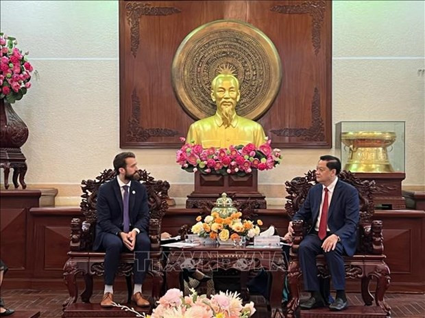 Le vice-président du Comité populaire municipal Duong Tân Hiên (à droite) travaille avec le consul général adjoint du Royaume-Uni à Hô Chi Minh-Ville, Sam Wood. Photo : VNA.