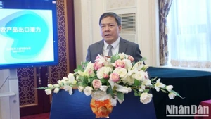 le conseiller commercial de l'ambassade du Vietnam en Chine Nong Duc Lai lors de la conférence. 