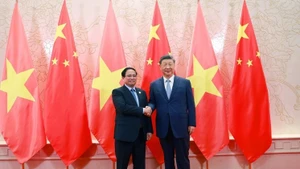 Le Premier ministre vietnamien Pham Minh Chinh (gauche) s’est entretenu le 31 août, à Tianjin, avec le secrétaire général du Parti communiste chinois et président chinois, Xi Jinping. Photo : VNA.