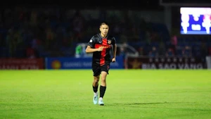 Le footballeur Chung Nguyen Do porte le maillot du club de Ninh Binh. Photo : Duc Cuong.