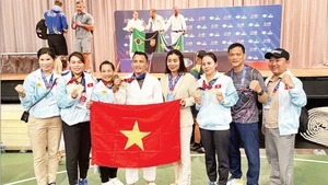 Les responsables de la délégation sportive de la Police populaire félicitent l’athlète Le Kien pour ses deux médailles d’or dans la catégorie masculine des 62 kg en jujitsu, remportées aux Jeux mondiaux de la police et des pompiers 2025. Photo : MPS.