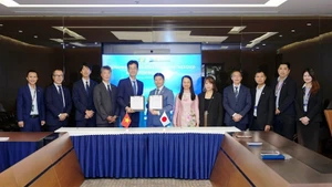 La cérémonie de signature de l’accord de partenariat stratégique global entre FPT et ANA Systems, organisée dans le cadre de la conférence mondiale annuelle du groupe à Da Nang.