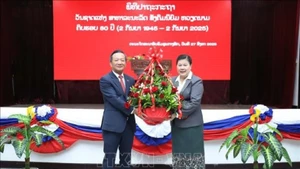L’ambassadeur du Vietnam au Laos, Nguyên Minh Tâm (gauche), lors de l'événement. Photo: VNA
