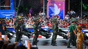 Les pas cadencés et vigoureux des soldats résonnaient dans les rues de la capitale.