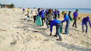 Le mouvement « Dimanche vert – Nettoyons la mer » sur la plage Thuan An, ville de Hue. (Photo : Comité d’organisation)
