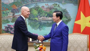 Le vice-Premier ministre vietnamien Tran Hong Ha (droite) et l’ambassadeur des Pays-Bas au Vietnam, Kees van Baar. Photo : VNA.