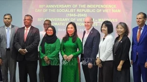 L'ambassadrice Trinh Thi Tam et ses invités lors de la cérémonie célébrant le 80e anniversaire de la Fête nationale du Vietnam et le 50e anniversaire de l'établissement des relations diplomatiques entre le Vietnam et les Maldives. Photo : VNA.