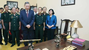 Le secrétaire général To Lam visite le site historique du 48 Hàng Ngang. Photo: VNA