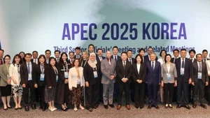 Des représentants des douanes vietnamiennes aux côtés des délégués lors de la deuxième réunion du SCCP dans le cadre de la coopération APEC 2025. Photo : Département général des douanes.