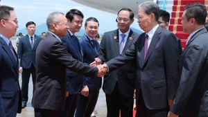 Le vice-président de l’Assemblée nationale Tran Quang Phuong, accompagné de représentants des organes du Parti, des ministères, des secteurs et de la ville de Hanoï, a accueilli Zhao Leji, président du Comité permanent de l’Assemblée populaire nationale de Chine, à l’aéroport international de Noi Bai. (Photo : VNA)