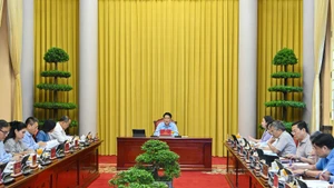 Le président Luong Cuong (centre) lors de la séance de travail avec le Bureau présidentiel, à Hanoi, le 27 août. Photo : NDEL.