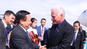 Le dirigeant cubain arrive à Hanoï, entamant sa visite d'État au Vietnam. Photo : VNA.