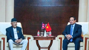 Le Premier ministre vietnamien Pham Minh Chinh (droite) et son homologue népalais, Khadga Prasad Sharma Oli. Photo: VGP.