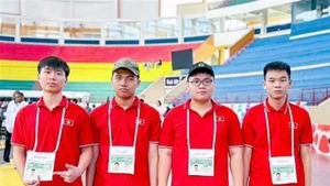 Les quatre lycéens vietnamiens ayant participé à l'IOI 2025. Photo: VNA