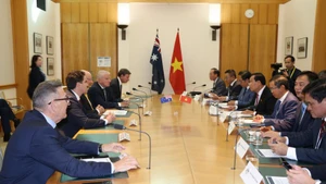Lors d'une séance de travail entre la délégation de l'AN vietnamienne et des parlementaires australiens. Photo : VNA.