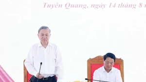 Le secrétaire général du Parti, To Lam, travaille avec la permanence du Comité provincial du Parti de Tuyen Quang. Photo : VNA.