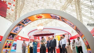 Le président de l'Assemblée nationale (AN) Trân Thanh Mân inspecte les préparatifs de l'exposition "Histoire et mission de l'AN du Vietnam", organisée au Centre national des expositions à Dông Anh, à Hanoï. Photo : VNA.