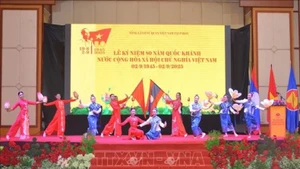 Une représentation lors de la cérémonie célébrant le 80e anniversaire de la Fête nationale du Vietnam dans la province de Champassak, au sud du Laos. Photo : VNA.