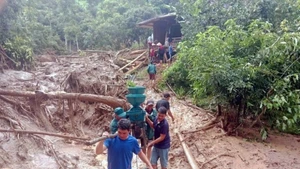 Evacution des biens des habitants de la commune de Bo Sinh, province de Son La (au Nord du Vietnam) vers un endroit sûr. Photo : VNA.