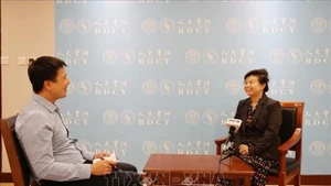 Liu Ying, chercheuse à l'Institut d'études financières de Chongyang, relevant de l'Université Renmin de Chine accorde une interview au correspondant de l'Agence vietnamienne d'Information. Photo : VNA.