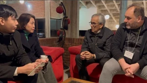 Séance de travail entre l’ambassadrice Ngo Minh Nguyet et Juan Castillo, secrétaire général du Parti communiste d’Uruguay et ministre du Travail et de la Sécurité sociale. Photo: VNA