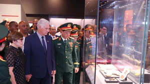 Le Premier secrétaire du Comité central du Parti communiste cubain et président de Cuba, Miguel Díaz-Canel Bermúdez, et son épouse Lis Cuesta Peraza ont visité le Musée d'histoire militaire du Vietnam. Photo : VNA.