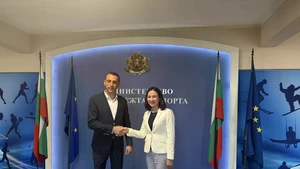 L'ambassadrice Nguyen Thi Minh Nguyet et le ministre de la Jeunesse et des Sports Ivan Peshev. Photo: baoquocte