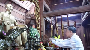 Le secrétaire général Tô Lâm rend hommage aux héros révolutionnaires à Tuyên Quang. Photo: VNA