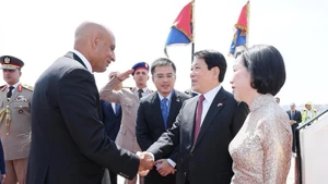Le président de la République, Luong Cuong, et son épouse, arrivent au Caire. Photo : VNA.