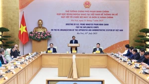 Lors d'une réunion avec le corps diplomatique accrédité au Vietnam pour rendre compte de la réorganisation du système politique, des unités administratives et de la mise en œuvre du modèle d’administration locale à deux niveaux au Vietnam. Photo : VNA.