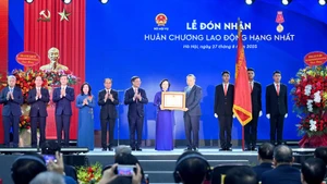 Le Secrétaire général To Lam remet l’Ordre du Travail de première classe au ministère de l’Intérieur. (Photo : Dang Khoa)