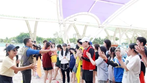 Des jeunes de Jeollanam et de Dong Nai ont participé ensemble à des jeux collectifs dans l’après-midi du 6 août. Photo : Nga Son.