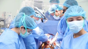 Des médecins de l'hôpital central militaire 108 réalisent une transplantation cardiaque. Photo : qdnd.vn